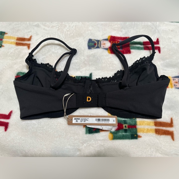 SKIMS Fits everybody lace unlined Demi bra in color Onyx. 32DD - Picture 2 of 4